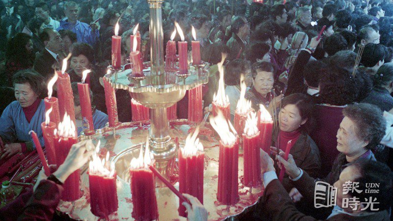 行天宮春節期間香火鼎盛，擠滿上香拜拜、安太歲、點光明燈的信眾。圖／聯合報系資料照（1997/02/07 林錫銘攝影）