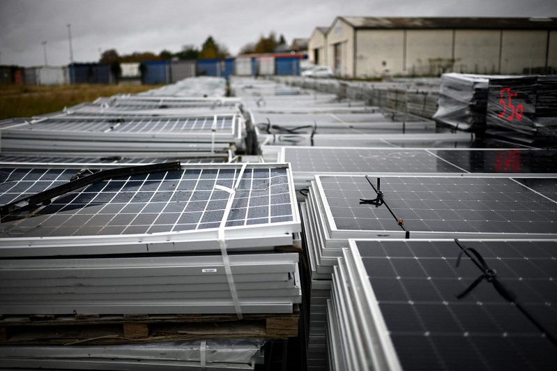 法國西南部聖盧貝斯去年11月堆放許多用過的太陽能光電板。法新社