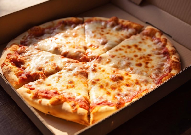 披薩作為義大利特色美食，在全球各地都受到不少人喜愛，但很少有人知道為何披薩盒是方形的，裡面的披薩卻是圓形。 情境示意圖。圖／Ingimage