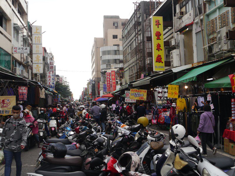 春節連假明天開始，台東市中央市場滿滿人潮。記者徐白櫻／攝影