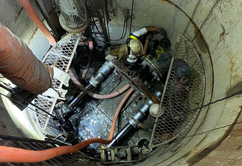 工作井內污水管線推進作業示意照。圖／新北水利局提供