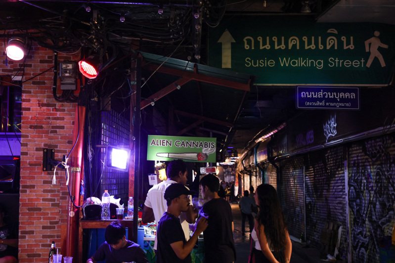泰國2022年6月宣布大麻合法化以來，數百家大麻店在各地林立。路透