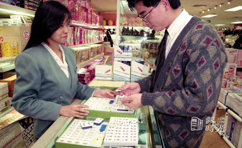 過去只有中華商場才能買到的麻將，已逐漸成為可以公開販售得家庭玩具，現在的牌友不論在買牌或玩牌上，已經較過去自由，這項「國粹」也成為年節期間廣受歡迎的消遣娛樂。圖／聯合報系資料照(1979/06/13 龍啟文攝影)