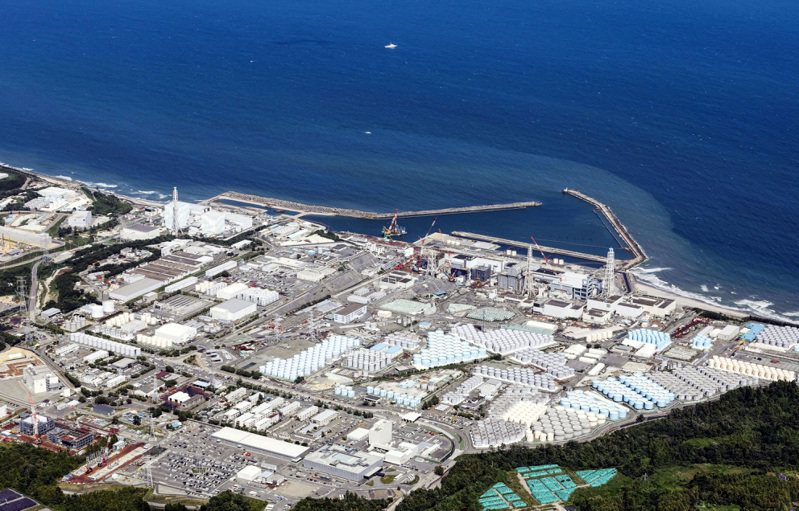 东京电力公司营运的福岛第一核电站在7日上午发现，含有放射性物质的水从高温焚烧炉厂房外墙排气口外洩。福岛第一核电站所长田南达也8日造访福岛县政府致歉。图为福岛第一核电站。路透(photo:UDN)