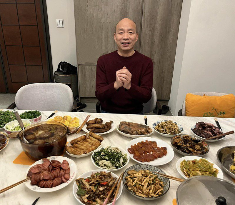 立法院長韓國瑜在除夕夜晚間曬出年夜飯照。圖／取自臉書