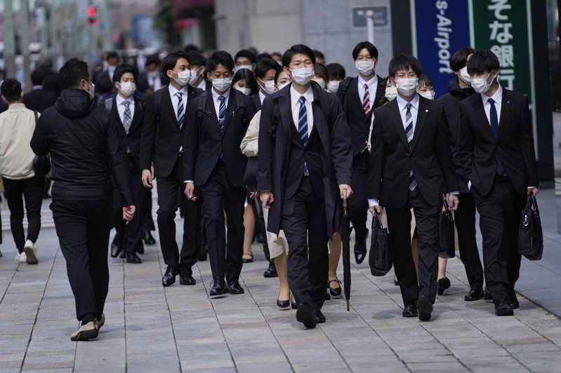 日本東京街頭的上班族。美聯社