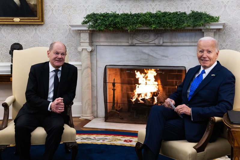 美國總統拜登（右）在白宮橢圓形辦公室會見德國總理蕭茲（左）。歐新社