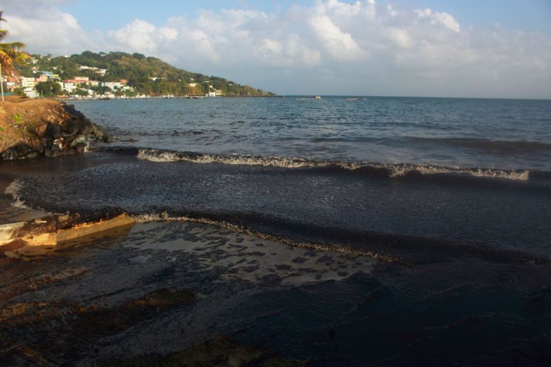 一艘神秘船隻在美洲國家千里達及托巴哥共和國（Trinidad andTobago）附近擱淺後，這個島國的人員正忙著清理大規模漏油。法新社