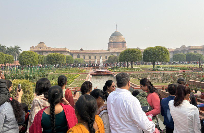 印度政府於8日至11日在印度總統府花園園區舉辦一連4天的東北文化祭，印度民眾也利用機會近距離一睹總統府的風采。圖／中央社