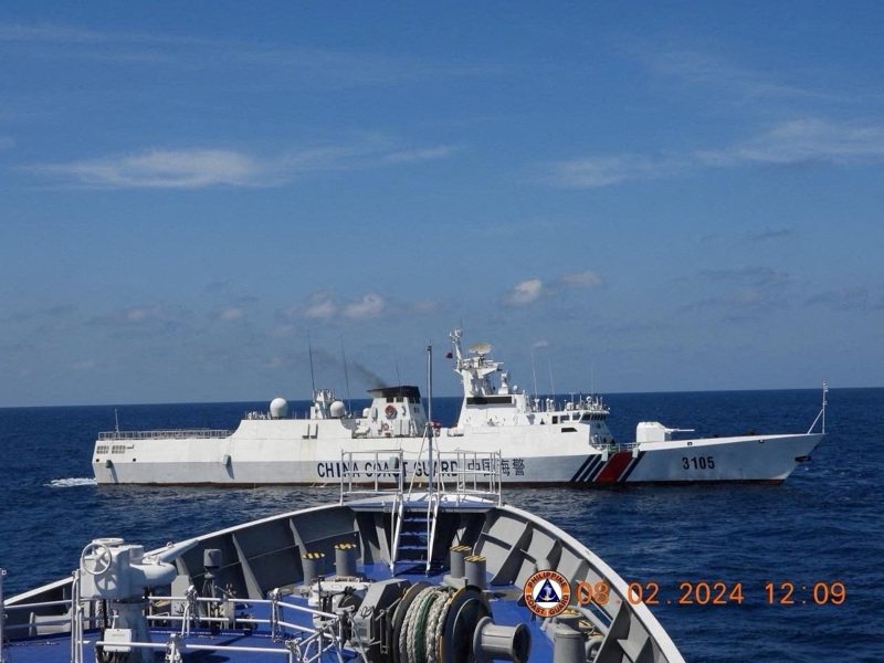 菲律賓海岸防衛隊在菲律賓外海的珊瑚島礁黃岩島執行為期9天的巡邏任務，它今天指控遇到的中國船隻以「危險」方式航行。路透社