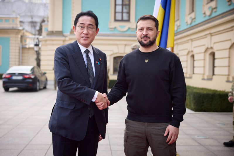 圖為日本首相岸田文雄（左）和烏克蘭總統澤倫斯基（右）。路透社