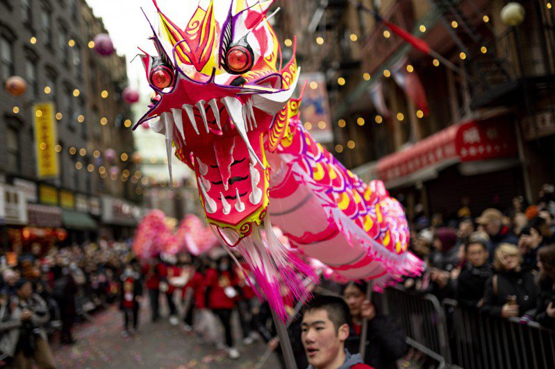 曼哈顿中国城华人舞龙舞狮欢庆农历新年，图为2023年2月档案照。2024是农历龙年，根据1871年以来的历史资料，每逢龙年美股标普500指数大涨机率高。美联社(photo:UDN)
