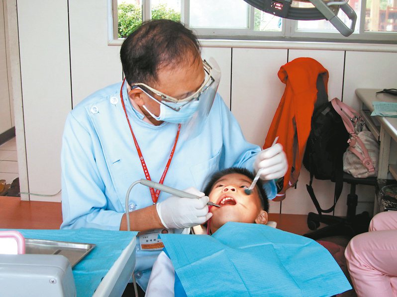 急診資源有限，中國醫藥大學新竹附設醫院顯微根管治療中心主任張添皓提供提供民眾牙齒相關症狀對應的處理方式，以及是否應該去急診就醫的建議。牙醫看診示意圖。本報資料照片