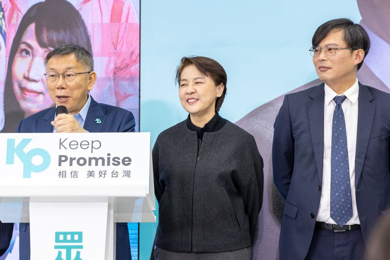 圖為民眾黨主席柯文哲（左一）、立委黃國昌（右一）與黃珊珊（右二）。記者季相儒／攝影