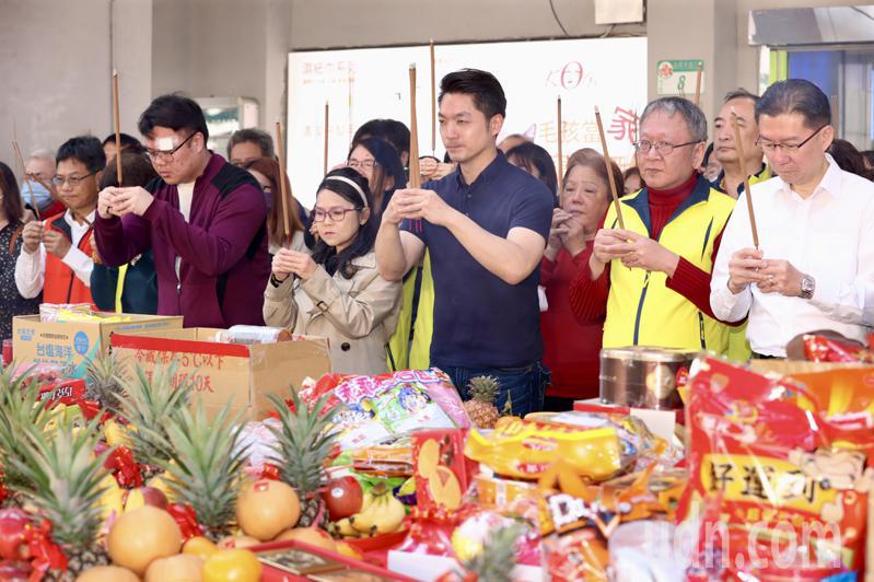 台北市長蔣萬安上午出席光華商場數位新天地發展協會新春開工典禮，與商家一同祭拜。記者林俊良／攝影