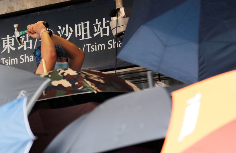 港警擬設2000監視器，還可能加上人臉辨識。圖為2019年香港反送中運動期間，示威者以鐵鎚破壞攝影鏡頭。 路透