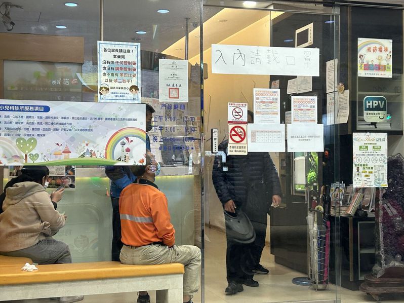 網友發現，台灣不少診所都會在門外設置投幣式的電動搖搖馬，讓小朋友打發時間。照片為診所示意圖，與本文無關。圖／聯合報系資料照片