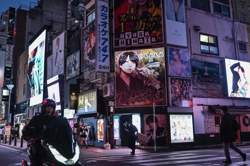 歌舞伎町是日本少數的大型紅燈區之一，風俗店、牛郎店等聲色場所多聚集於此，為日本知名的「成人不夜城」。 情境示意圖／法新社