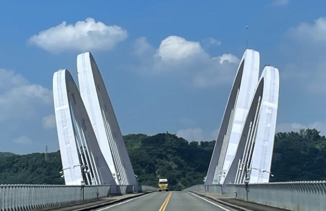 高雄六龜新威大橋有最美蝴蝶橋稱號。圖／取自茂林國家風景區官網