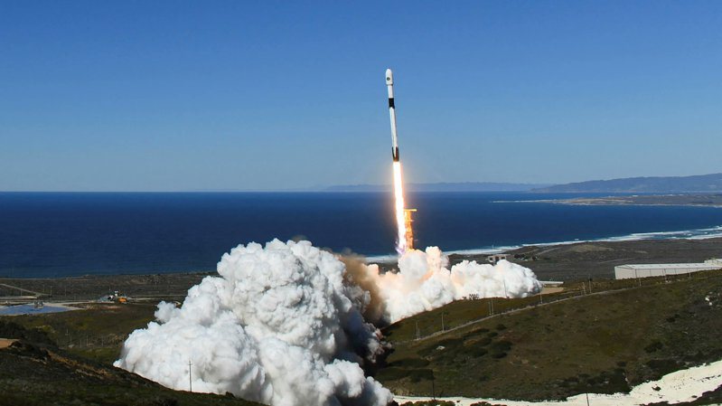 億萬富豪馬斯克旗下的SpaceX於15日順利發射搭載月球探測器的獵鷹9號火箭，預計於2月22日登陸月球表面。取自X