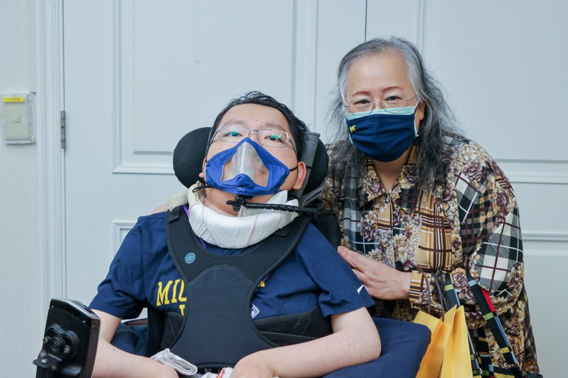 罕病SMA患者陳俊翰（左）與母親合影。記者曾原信／攝影