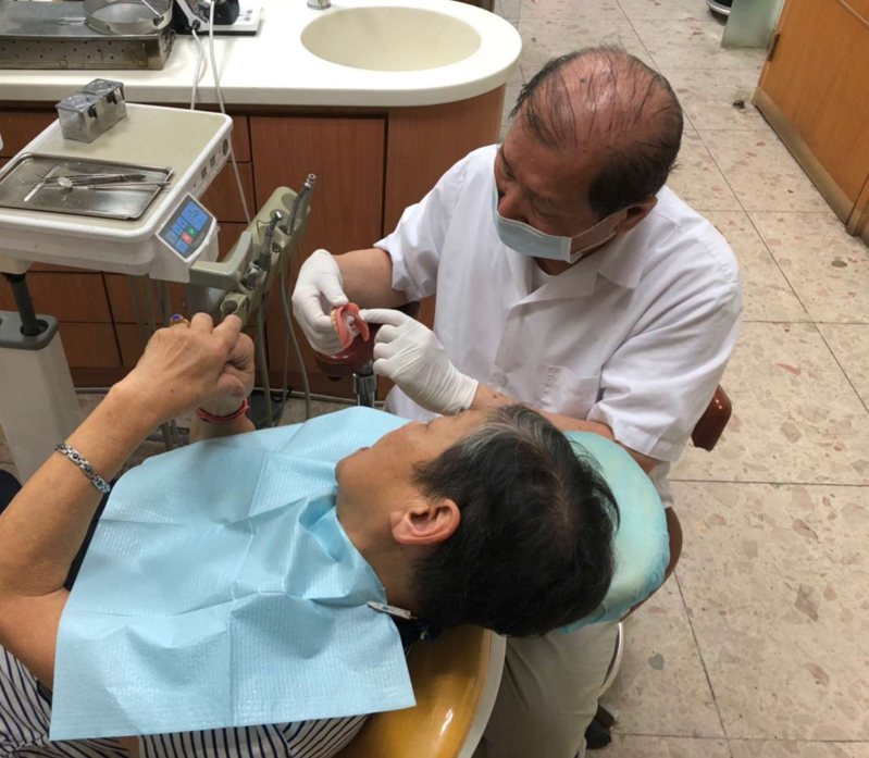 新竹市政府今年持續推動「長者全口活動假牙補助」。圖／竹市府提供