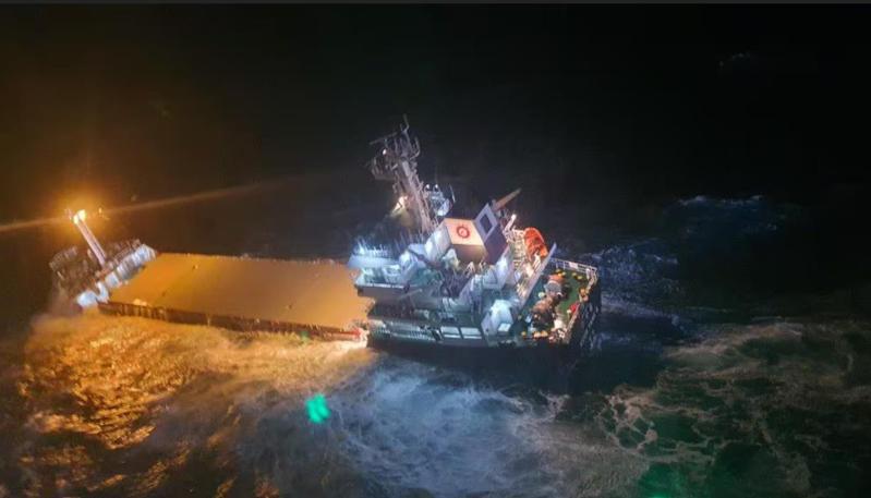 南韓濟州特別自治道西歸浦市近海15日晚間發生貨船沉沒事件，船上11人全部獲救。取自YouTube影片