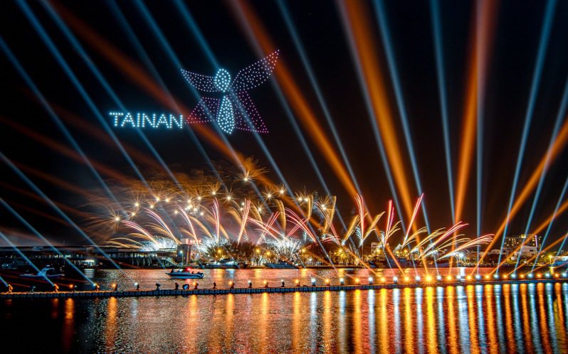 安平燈區最受歡迎的空中展演還有8場次，觀旅局提醒千萬別錯過。圖／台南市政府提供