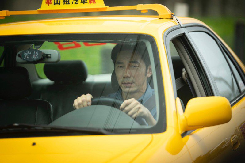 李李仁在「華麗計程車行」中飾演駕駛教練。圖／LINE TV提供 杜沛學