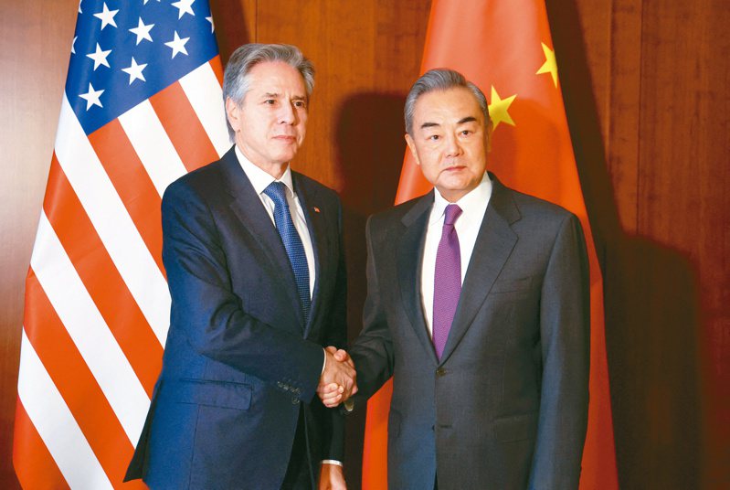 美國國務卿布林肯（左）和中國大陸外長王毅（右）十六日在德國慕尼黑安全會議場邊會談前，先握手致意。（路透）