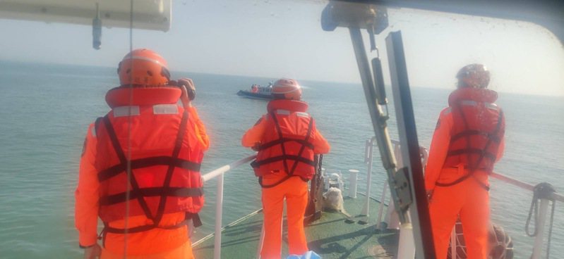 海巡查緝陸船釀出翻船意外，2人落海喪命。圖／金門海巡隊提供