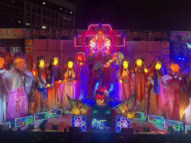 台北市觀傳局說明，此件作品「眾神保庇（龍）平安」是台北燈節全國各級學校花燈競賽社會大專組的燈組。圖／林姓網友提供