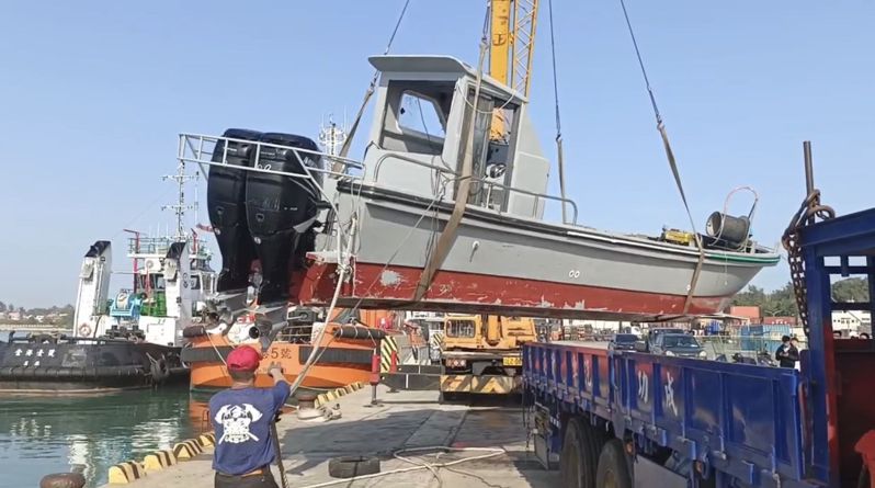 金門海巡隊日前將翻覆的大陸漁船拖回料羅碼頭，海巡署派專案小組對船隻蒐證勘驗。本報資料照片