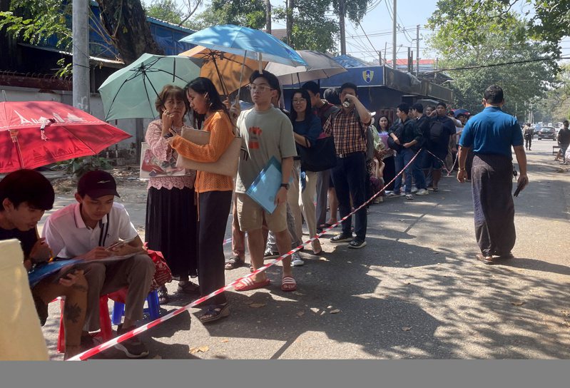 緬甸救難人員今天表示，大批民眾在本地一處護照辦公室外排隊辦理護照時發生推擠意外，造成2人死亡、1人輕傷。圖為2月16日，人們在緬甸仰光的泰國皇家大使館外排隊領取簽證令牌。歐新社資料照