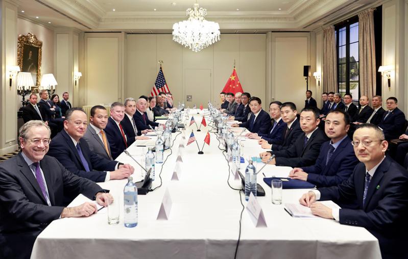大陸國務委員、公安部部長王小洪當地時間18日在維也納與美國國土安全部部長馬約卡斯舉行會晤。（新華社）