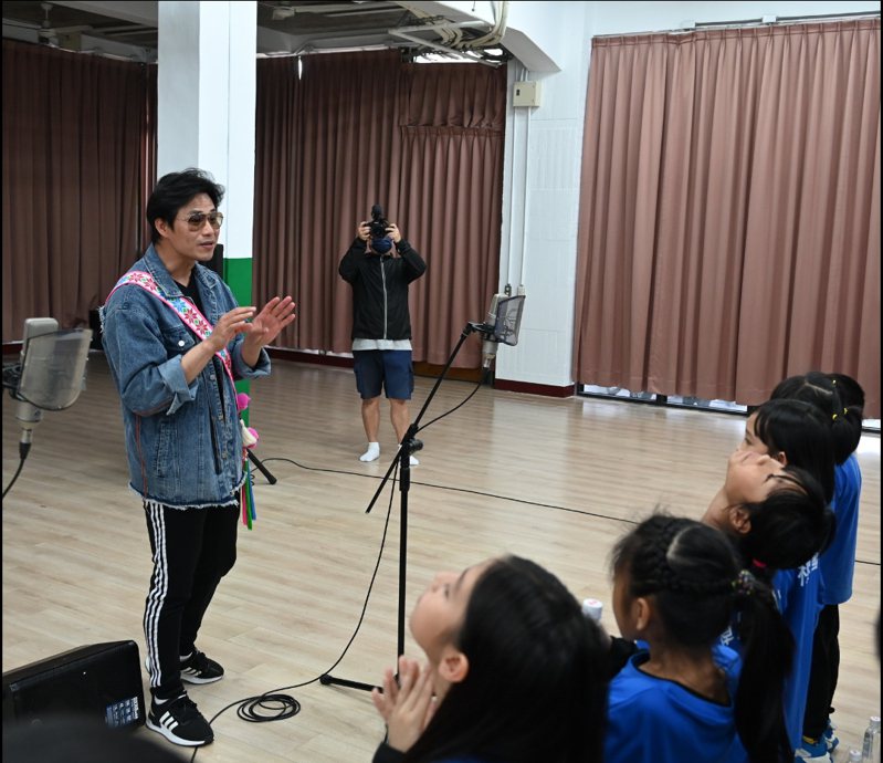 音樂人陳國華也特地在場指導歌唱技巧，希望文化的種子能在長濱鄉每位大小學子的心中萌芽。圖/台東縣政府提供