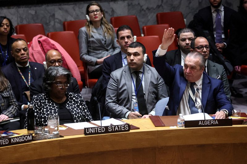 美國20日第三度否決聯合國安全理事會有關以巴衝突的決議草案，阻擋立即人道停火的要求，另外提出暫時人道停火換取釋放人質的議案。路透