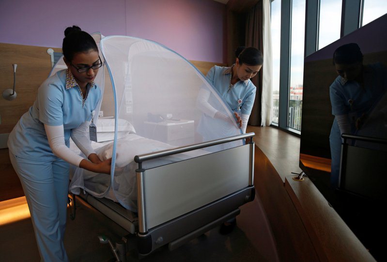 新加坡一家醫院的護理師，為有特殊需要的病患準備病床。  路透