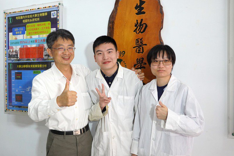 大葉大學生醫系游志文老師(左)恭喜祝偉銓(中)、蘇子云(右)錄取台大。圖／大葉大學提供