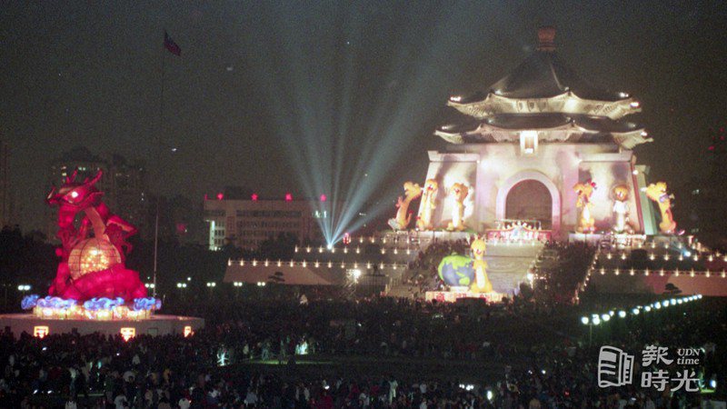台北元宵燈會在台北中正紀念堂展出。圖／聯合報系資料照（2000/02/18 周文郁攝影）