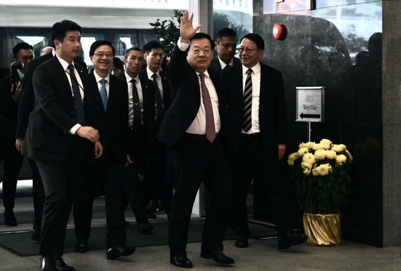 2月22日下午，中央港澳工作辦公室主任、國務院港澳事務辦公室主任夏寶龍抵達位於香港金鐘的特區政府總部，並向現場傳媒揮手致意。中新社