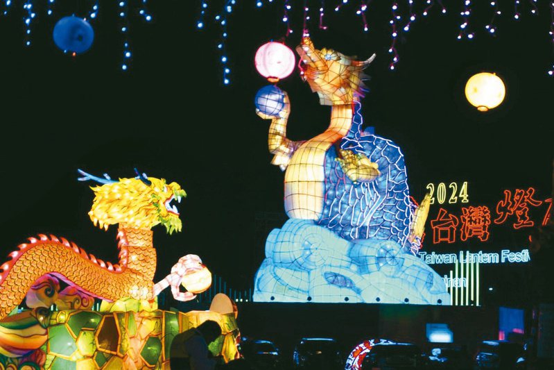 台灣燈會高鐵燈區「龍來台灣」主燈組裝完成，亮相測試。記者吳淑玲／攝影