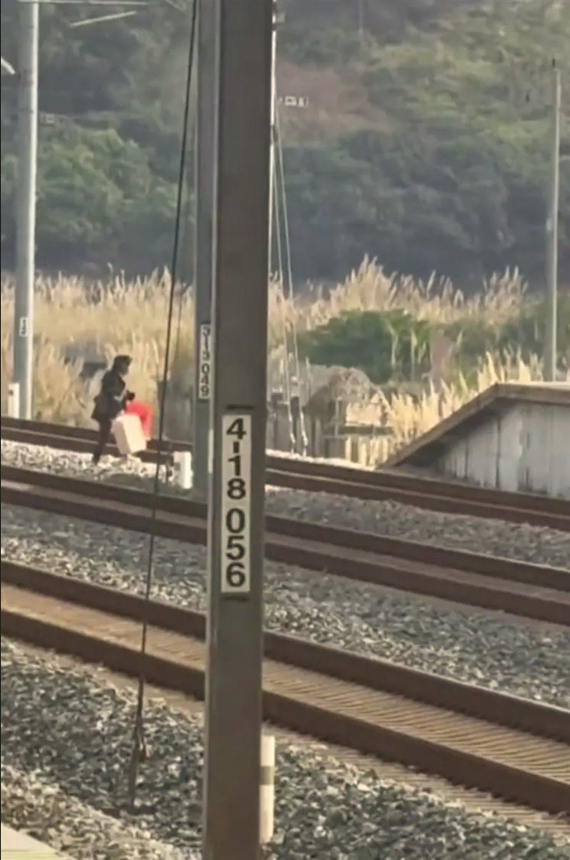 廣東省揭陽市1名女子為趕搭列車，一手拿起行李，直接走過對面的月台！（影片截圖）