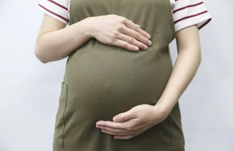 國健署提醒，維生素D是懷孕期間重要關鍵營養素，缺乏維生素D可能影響母嬰健康，鼓勵準備懷孕或已懷孕女性適度日曬。 聯合報系資料照