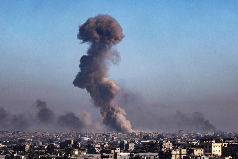 以色列對加薩南部城市拉法（Rafah）的轟炸。圖／法新社