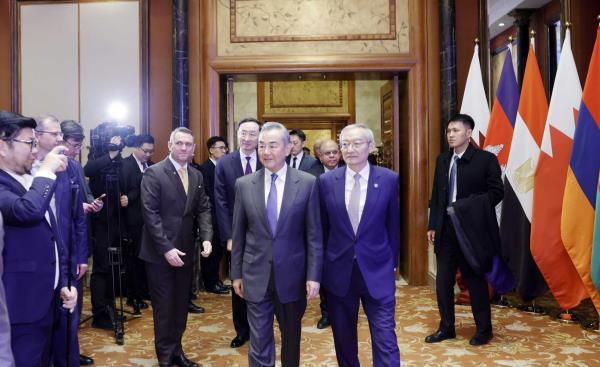 中共中央政治局委員、外交部長王毅2月22日在北京出席「上海合作組織秘書處」成立20週年招待會。   大陸外交部網站