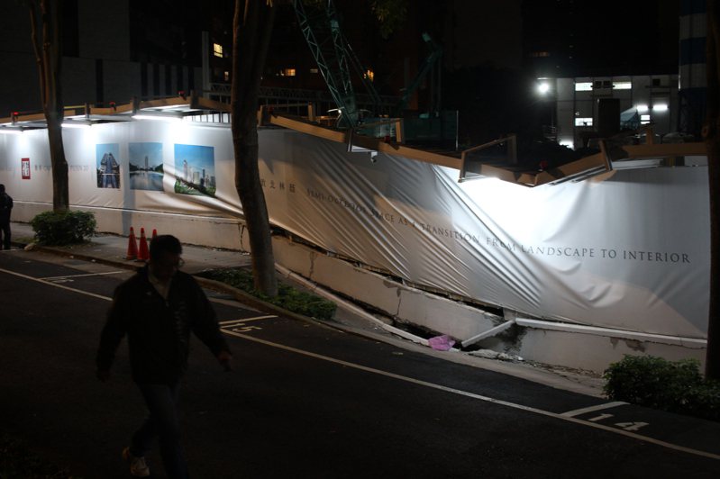 台北市松山區慶城街、興安街一處工地晚間發生地基塌陷事件。記者李隆揆／攝影