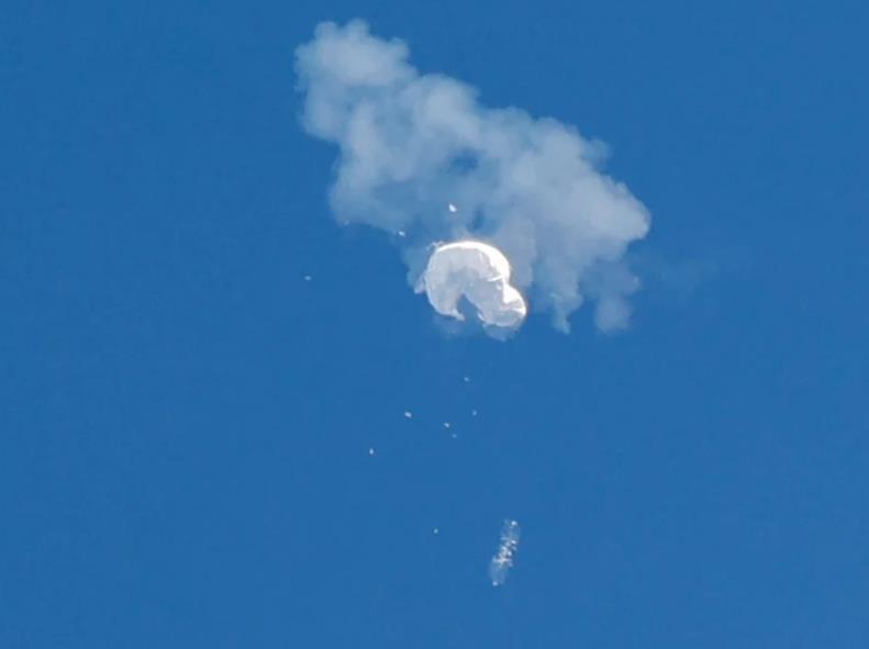 時隔一年美國再於境內發現高空氣球。圖為美國去年2月發現中國高空氣球飛越蒙大拿州上空，並派戰機用飛彈擊落。路透