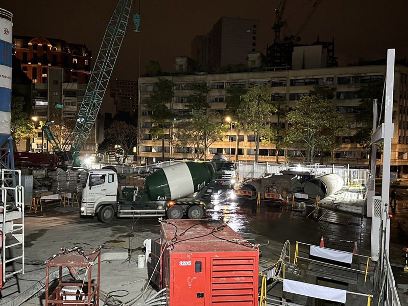 台北市慶城街一處豪宅工地昨晚坍陷，目前現場持續回填灌漿。圖／北市府提供