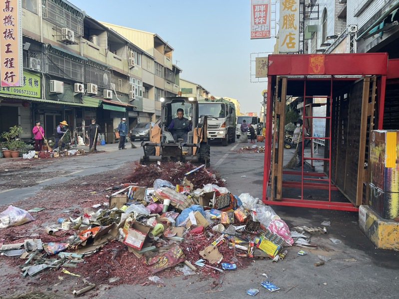 鹽水蜂炮落幕，台南市環保局清潔隊人員進駐清出大量垃圾，讓市容儘速恢復。圖／環保局提供